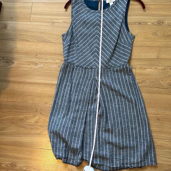 Ann Taylor Loft Blue/White Linen blend dress, back peek-a-boo detail. Size 6 - Picture 5 of 5